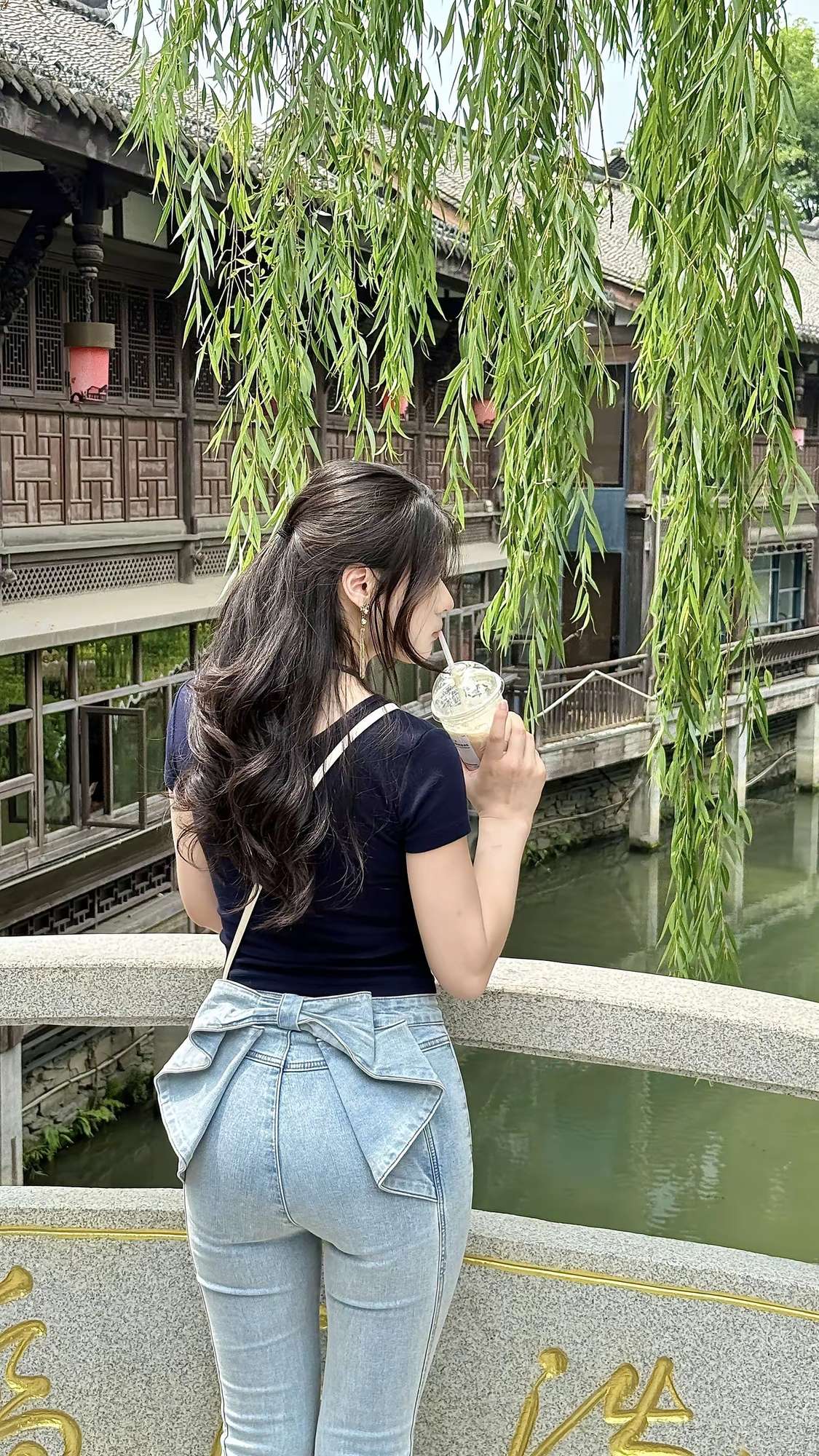 小姨子毕业了，也不去工作，天天让我陪着，该怎么办？