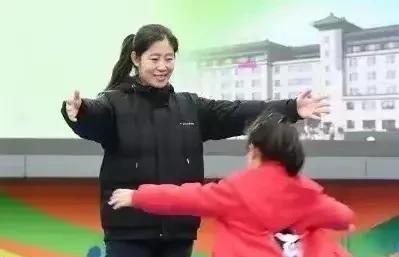 2010年，长春一女老师将6岁女生领进浴池，搓澡巾都搓脏了三条。



那一年，