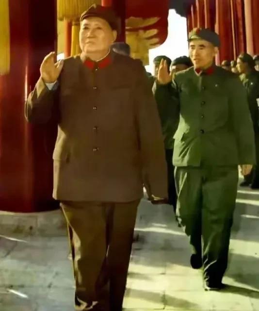 1949年10月1日，开国大典在天安门广场盛大举行。毛主席身着笔挺的军装，身姿挺
