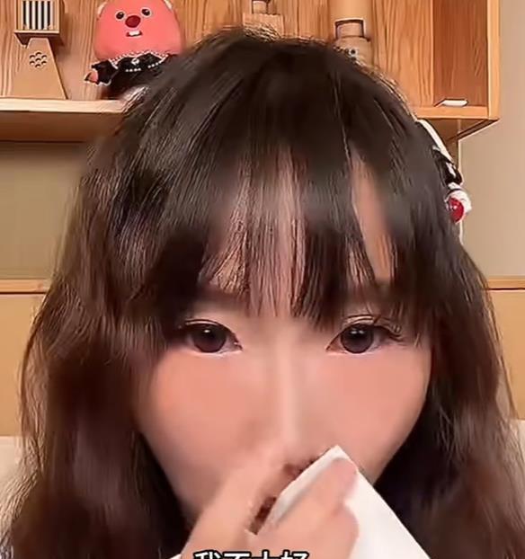 #麦琳直播哭了# 《再见爱人4》的麦琳直播称自己日子过得不好，还一边直播一边抹眼