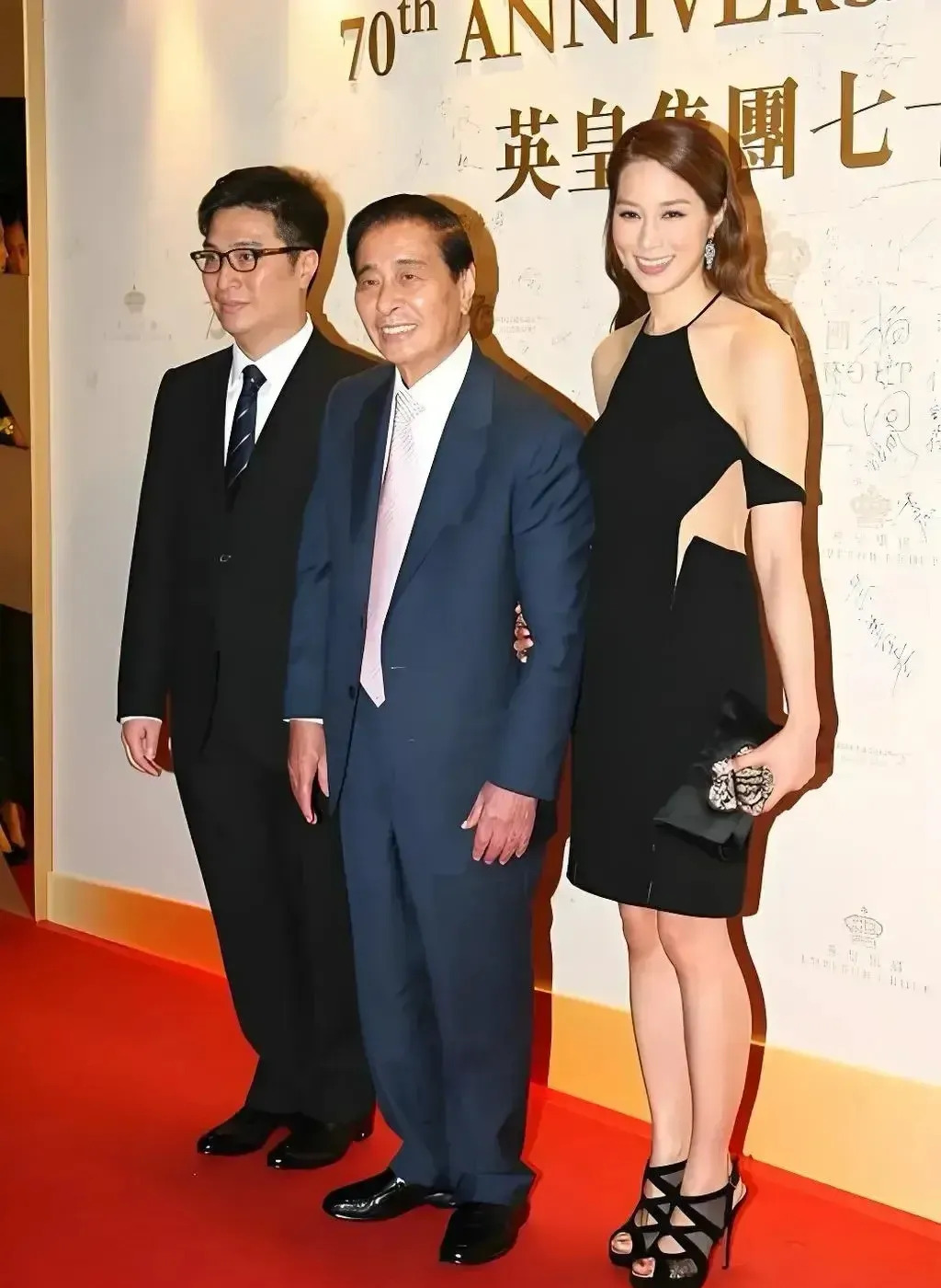 徐子淇生娃稳固豪门地位











天哪，豪门阔太徐子淇竟然拉着公公的