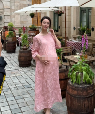 不愧是明星，怀孕时候都美若天仙啊。 ​​​