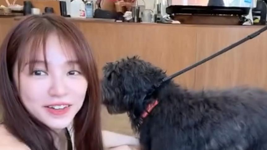 尹恩惠晒新照：在LA打卡咖啡屋，白背心短裤好清爽！