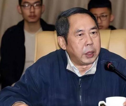 中国现在向美国投降还来得及！再晚就要‘跪着’了，”7年前，中美贸易战正酣，一位名