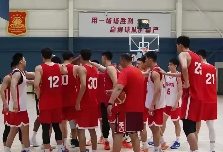 理性分析目前中国男篮，能充分发挥所在这三条线，实力可暂排前三球员是
中锋:周琦，