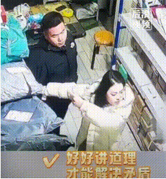"丈夫暴怒要动手，妻子一个动作化解冲突！网友：这才是真贤内助"