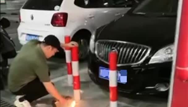 浙江，一男子回家停车，发现自家车位被占，便给车主打电话让其来挪车，岂料，对方竟说