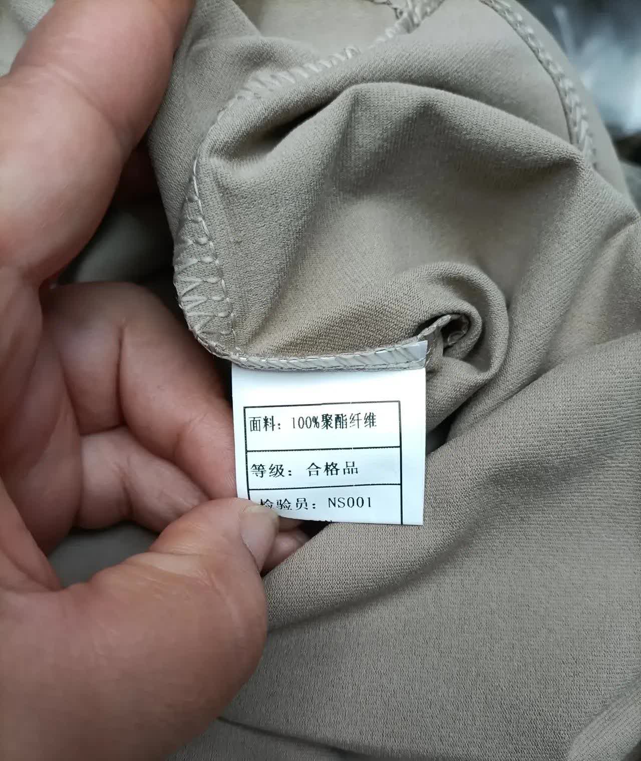 花59元给娃网购了件半袖，满心期待收货后却傻了眼——吊牌上明明白白写着「100%