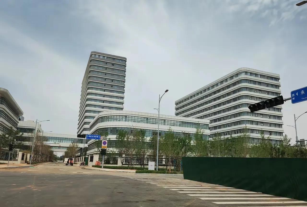 位于济南唐冶片区北部的三甲医院已经建好了，尴尬的是到现在也没有医院入驻。
这个医