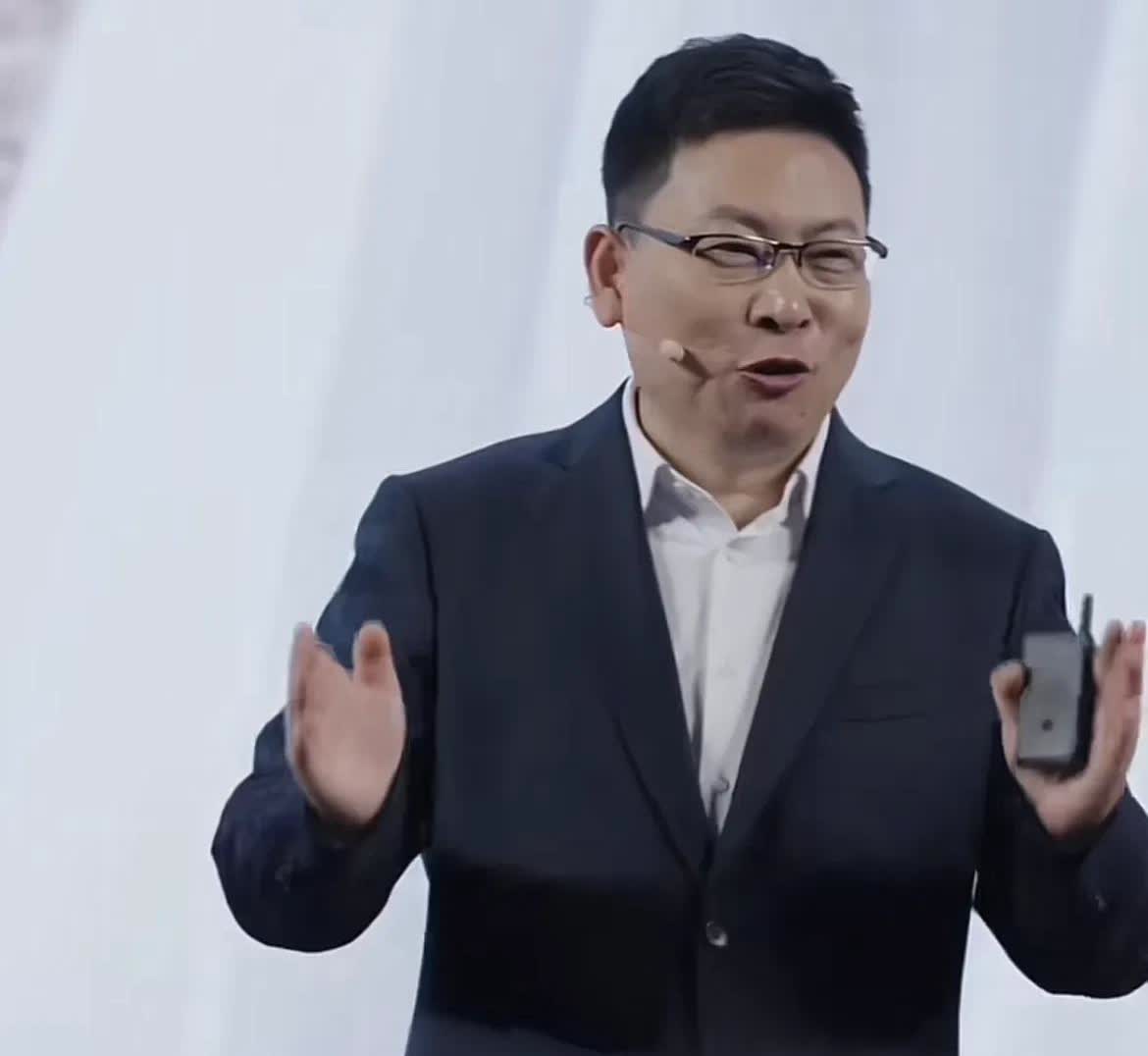 今天下午的这场发布会
不知道有多少人开始讨厌余承东
钓了我们三四个月的时间，