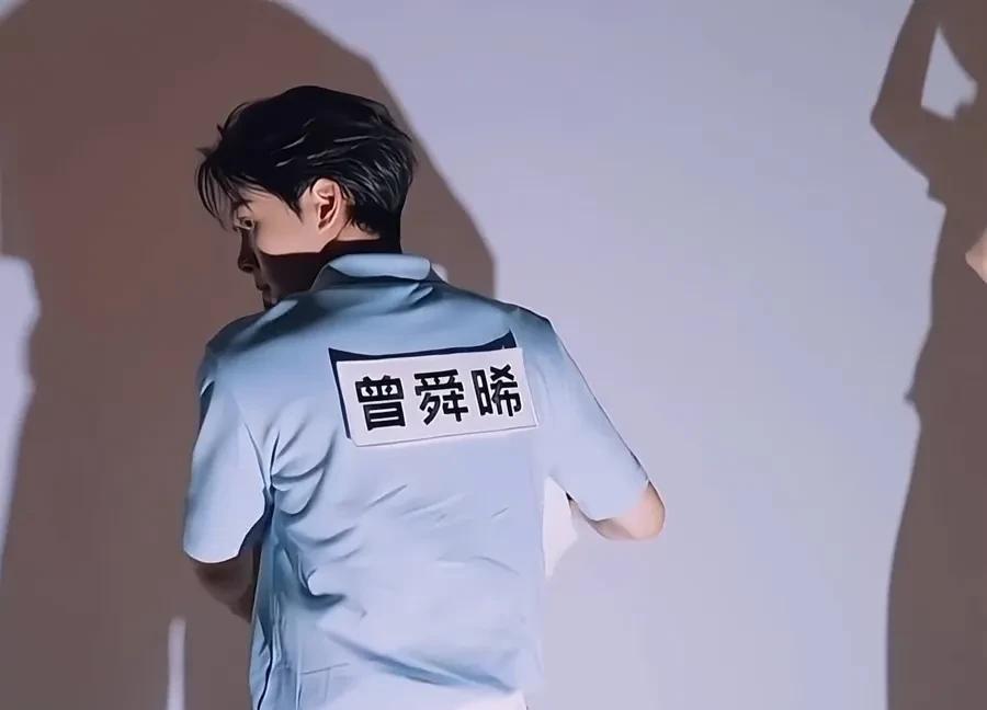 白鹿还没反应过来就被曾舜晞一把抱起来了[捂脸]
曾舜晞反应好快呀！白鹿还没反应过