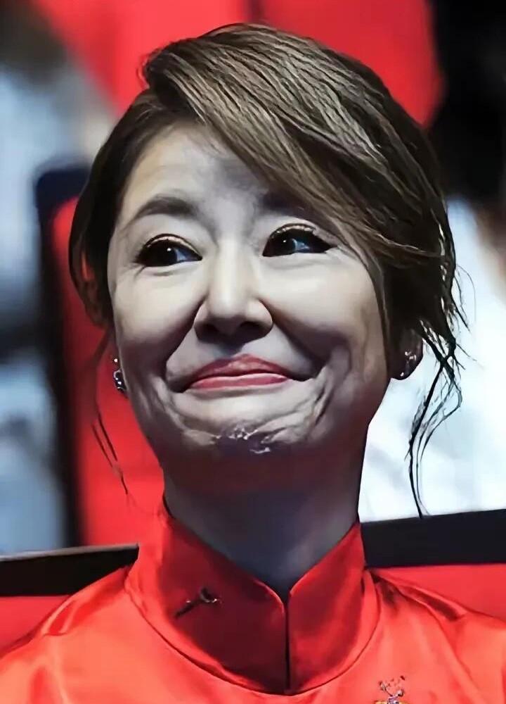 不敢相信，这居然是林心如的怼脸照，简直不敢认了，怎么一下子老了。你说她不漂亮，但