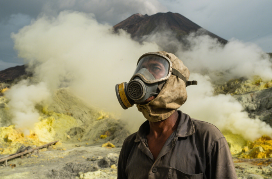 印尼硫磺矿工创造防护面罩：火山毒气中连续作业