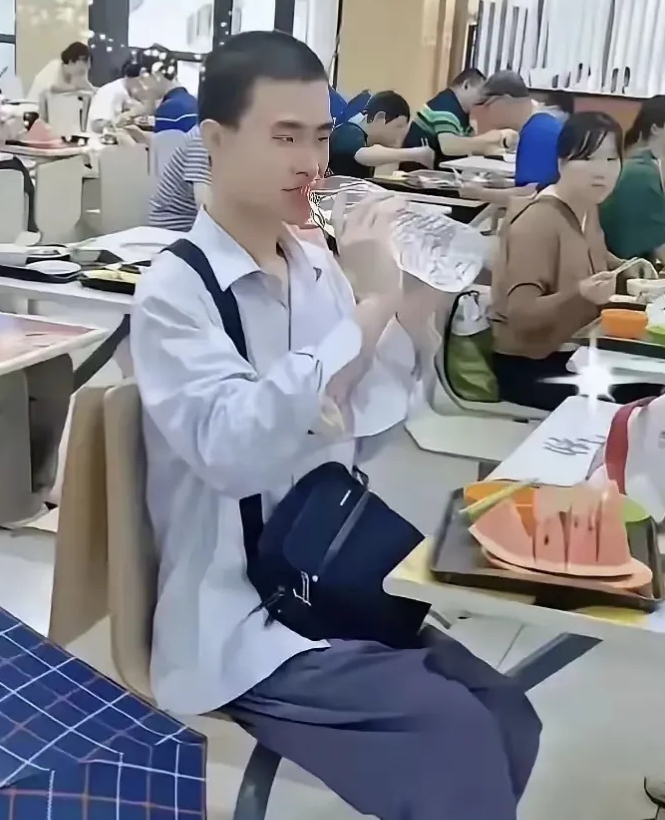 韦神计算过了，喝大瓶的更划算