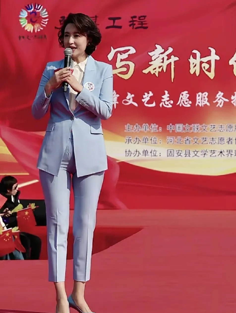张蕾裤子引争议网友评论遭回怼











什么？央视主持张蕾竟然因为穿