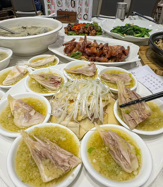 这到底是哪个地方的美食？看着也太馋人了吧！
