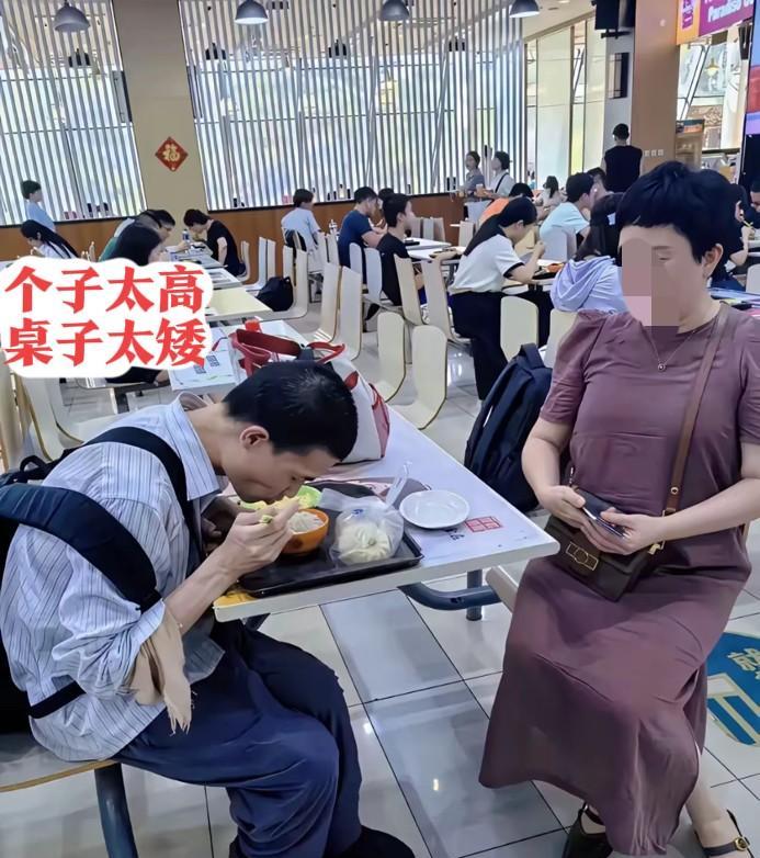 发现没，韦神勾着背，贴着桌面吃饭
实属不得已而为之
因为食堂桌子的高度太矮了[发