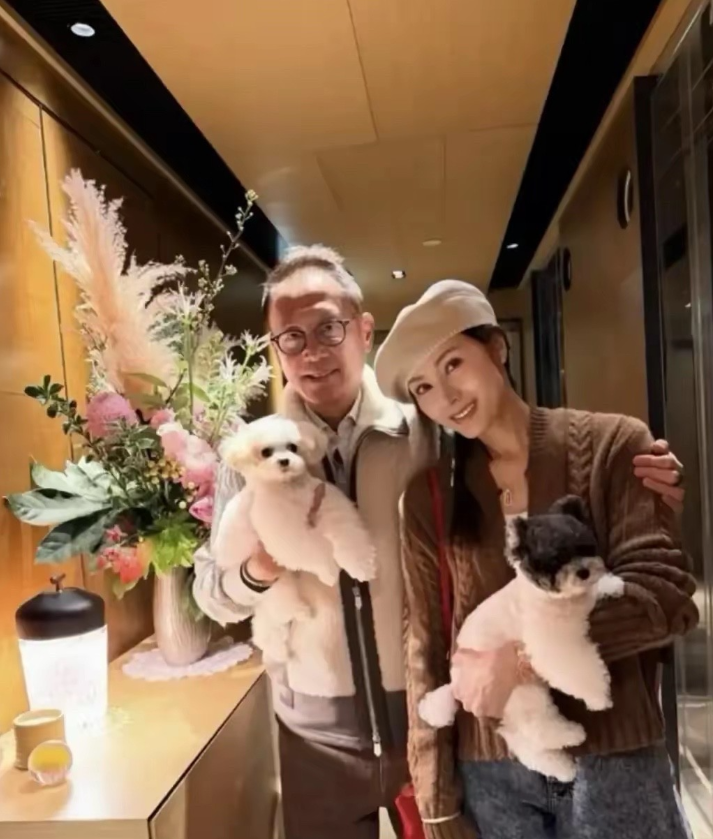 李嘉欣结婚17周年晒照，这身穿搭好看是好看，但细节处也太刻意了吧！
把金镯子套在