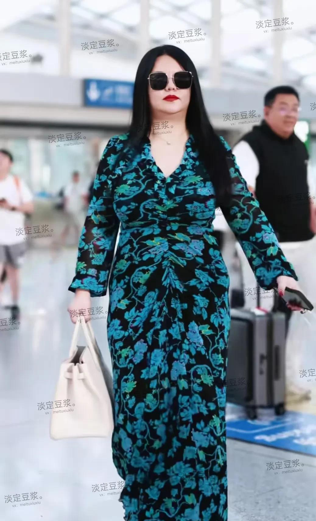 看如今李湘富得走路浑身肉都乱颤，一走路感觉哪都动，真是妥妥的富婆形象，看她刚出道
