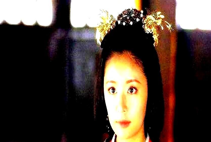 明熹宗朱由校驾崩后，总管太监陈德润贪慕皇后张氏的美貌，趁着张皇后宫中无人之迹，假