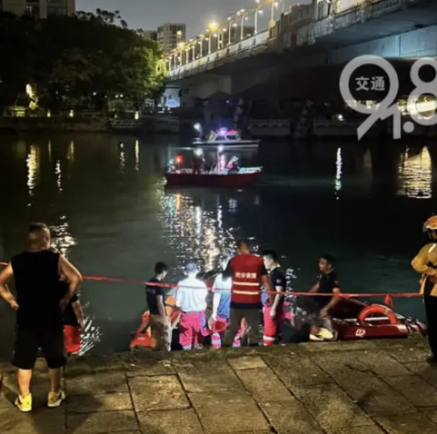 杭州跳河男子事件中最后悔的就是该男子的父母了。

因为收了儿子5万元，导致儿子儿