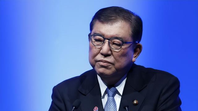 被人捏住命门，特朗普彻底放低姿态，拨通了打往东方的电话