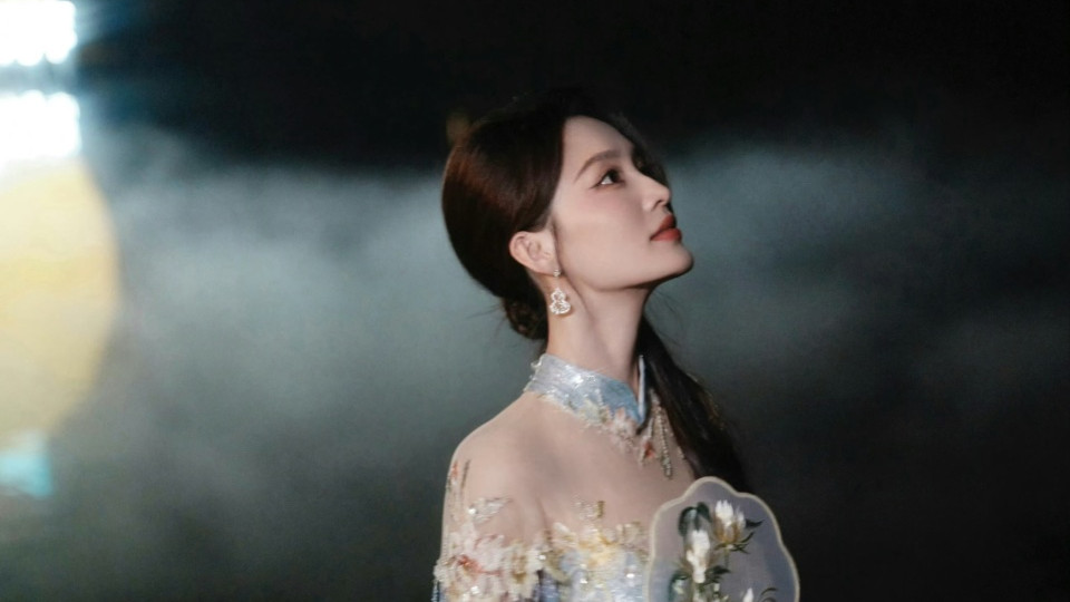 绝美东方韵！李沁一袭旗袍，完美诠释什么叫“气质杀”