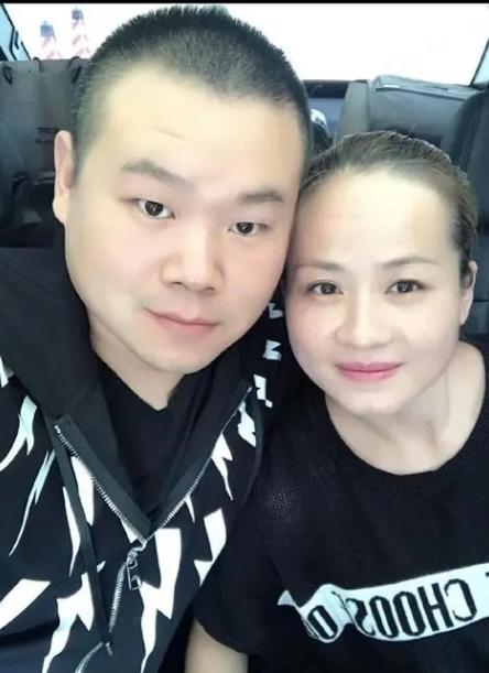 一天，岳鹏云‬带着老婆‬郑敏回老‬家，刚见到‬大二姐‬姐就跑都‬过来借钱，当郑着