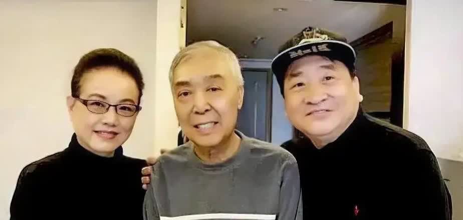 2018年，姜昆和妻子李静民探望师叔师胜杰时的合影，当时的师胜杰已经患上了肝癌，