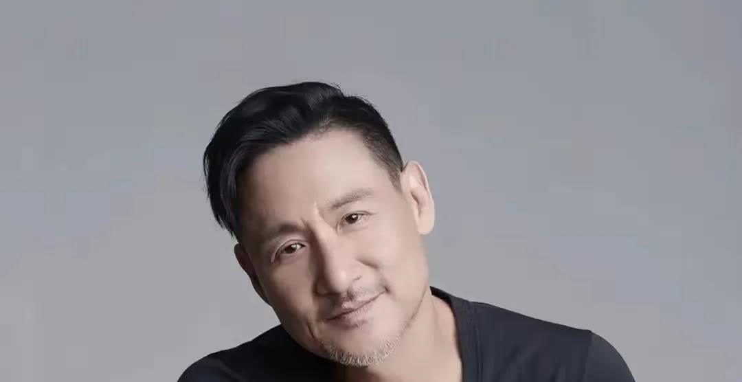 张学友：内地不按套路出牌，超出我的意料！歌神最近接受香港访谈节目时坦言，内地发展