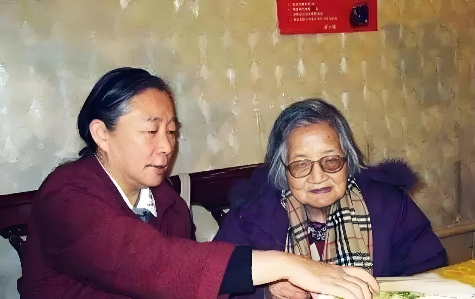 这是林立衡（小名林豆豆）和“干妈”王淑媛拍的照片！

王淑媛是1963年到林家当