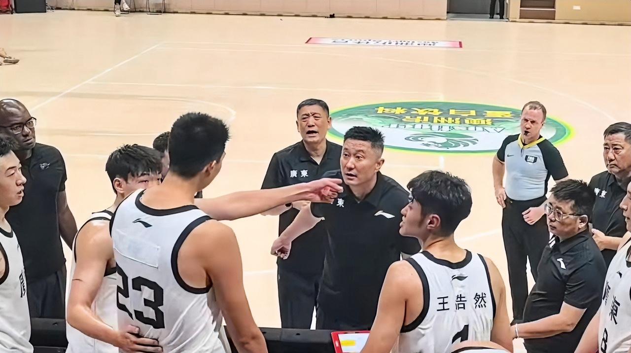 朱芳雨：杜指导，听说你在FIBA国际团结杯比赛期间与徐昕互怼起来啦？？？
杜锋：