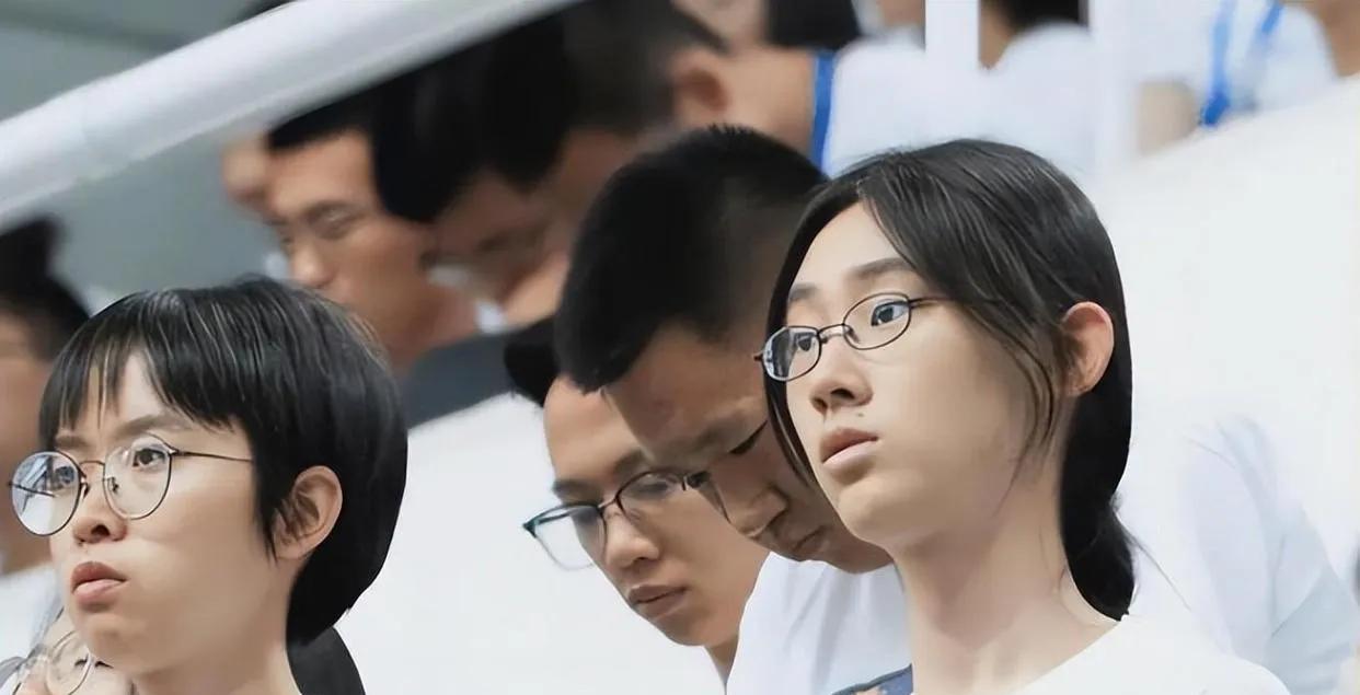 16岁摘得《中国诗词大会》桂冠的武亦姝，拒绝北大保送以理科生身份考入清华。
如今