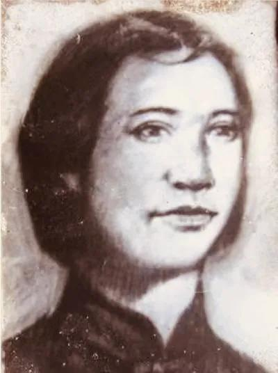 1933年，贺英被敌人包围，身中４枪，其中３枪打到腹部，腹部被炸开，肠子掉了出来