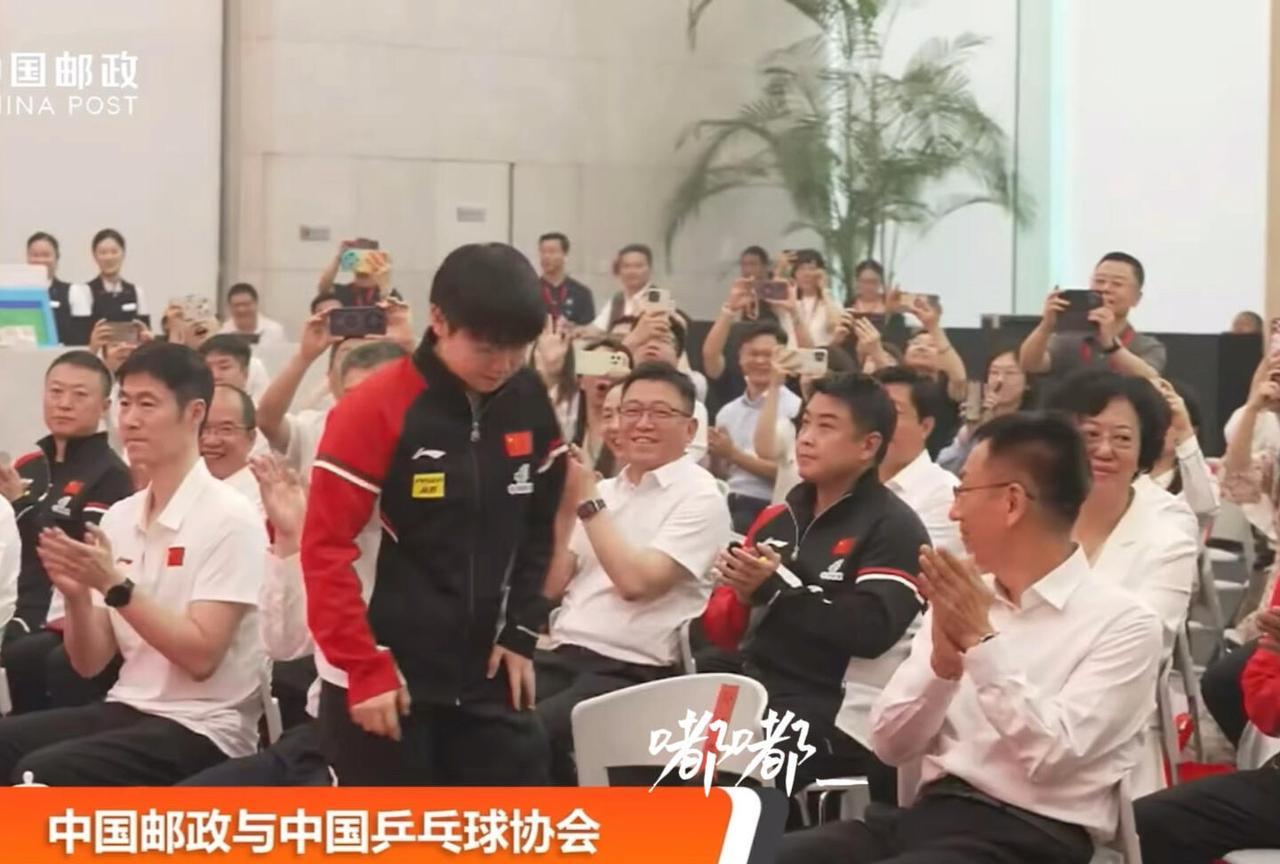 王楚钦先生&孙颖莎女士！
奥运冠军，孙颖莎，王楚钦参加北邮活动，隆重介绍，起身弯