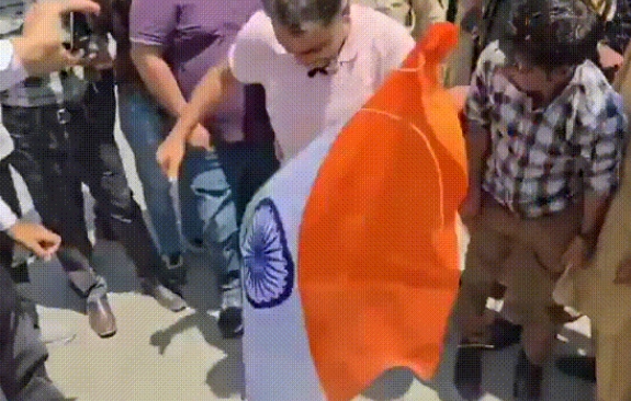 印度人对美国沉不住气了，公开踩踏美国国旗，还朝上面吐口水，有人担心，“侮辱美国国