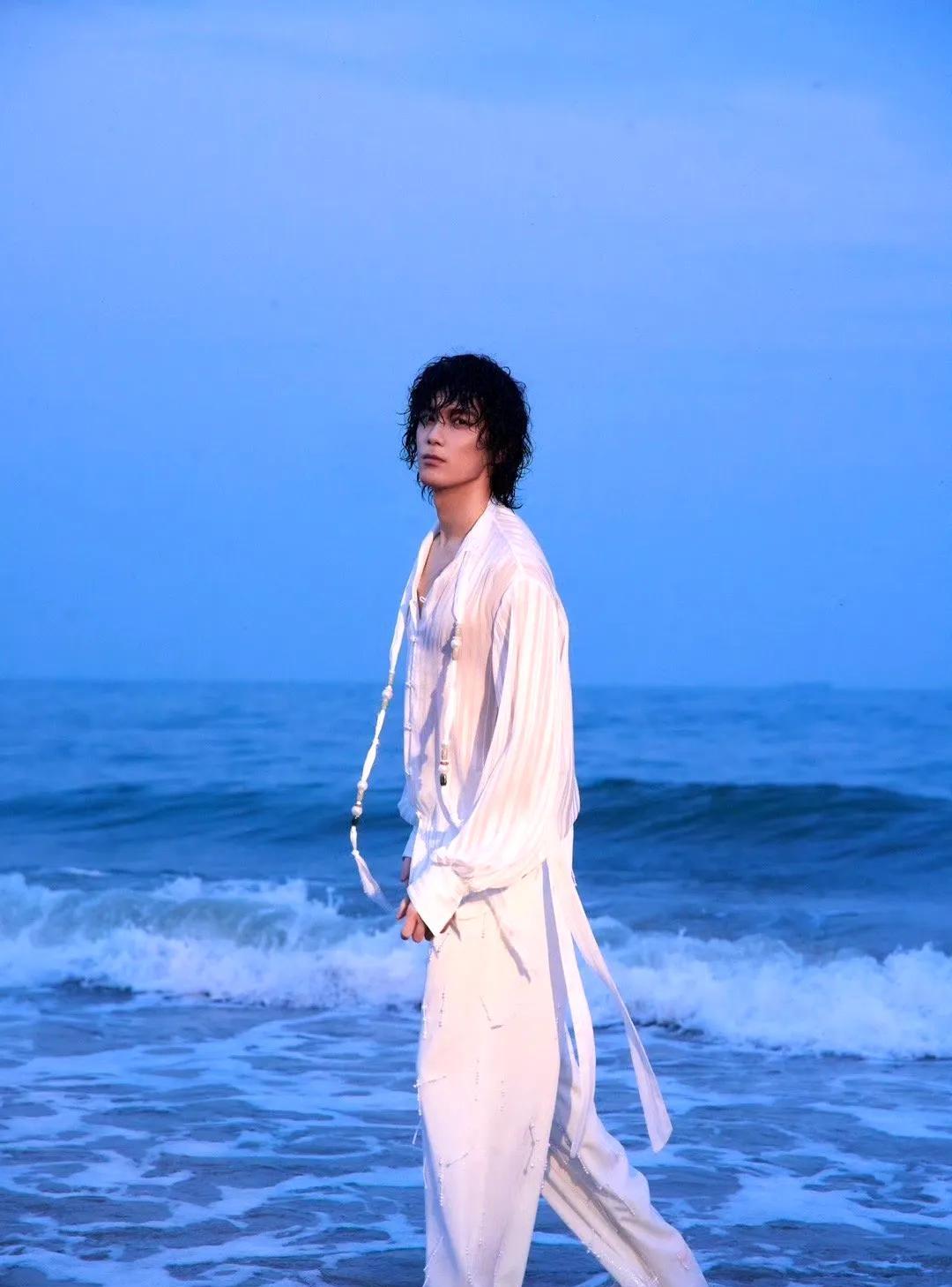 #吴磊下身基础上身就不基础# 原来真正的神图从不需要刻意堆砌——谁懂啊！吴磊海边