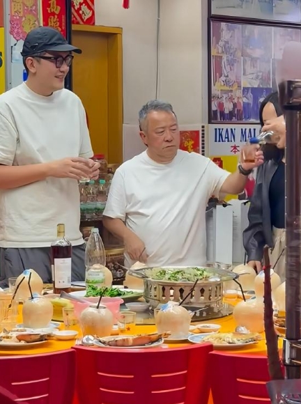 72岁曾志伟马来西亚旅游，吃饭被偶遇的画面月20日，有在马来西亚的网友，在云顶偶