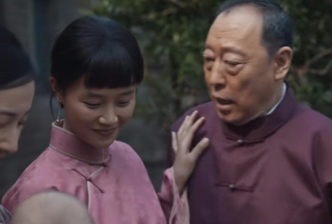 银子和宁学祥儿子办满月酒当天，宁可金去参军抗日去了。
银子的爹娘也来了，最初宁学