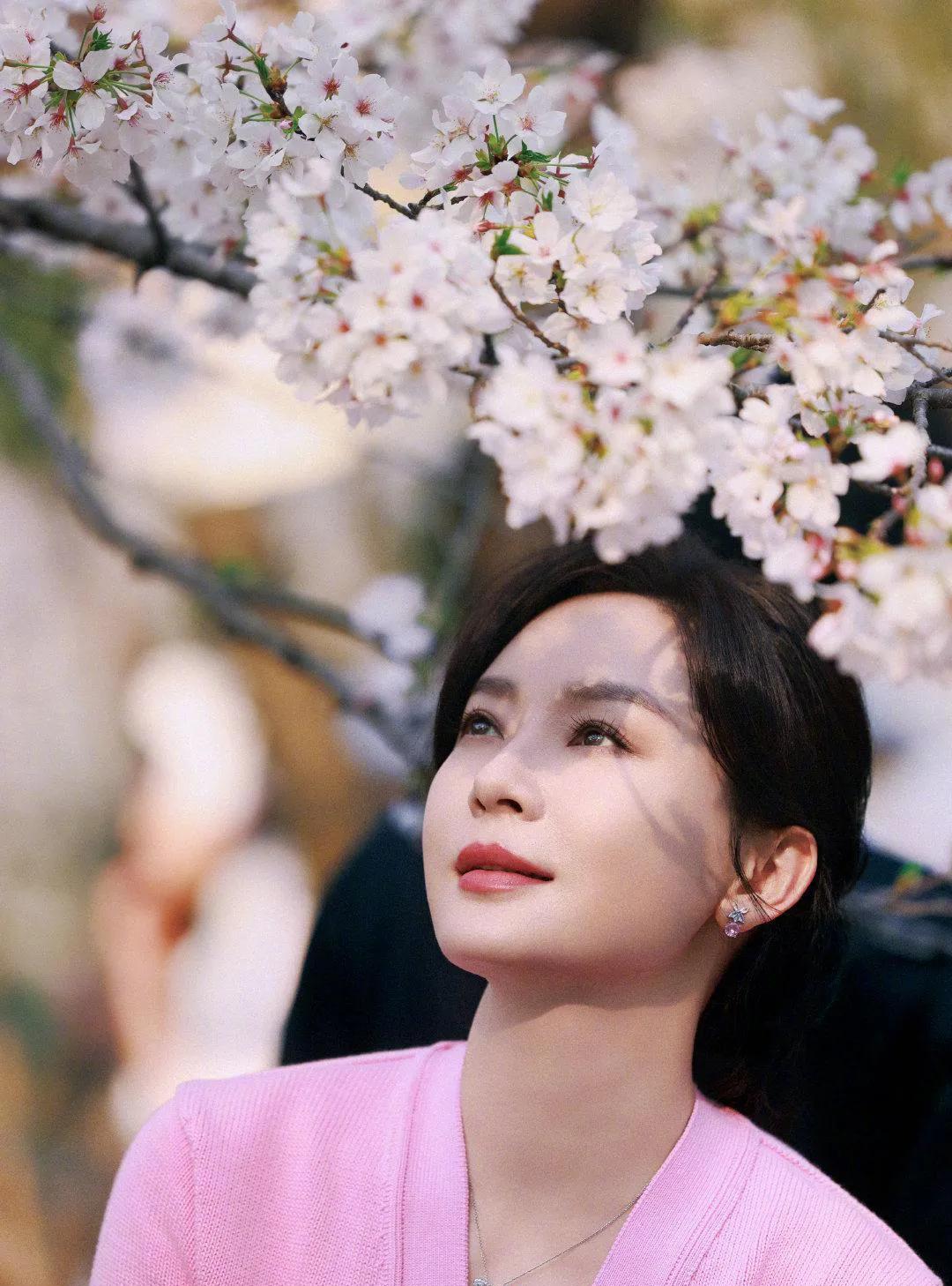 她很有气质，优雅又妩媚！