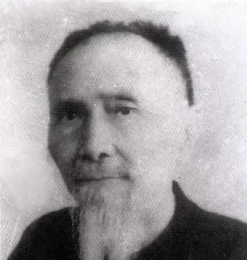 1935年，日本军官土肥原见大侠杜心五誓死不从，决定公开杀掉。监牢中，看守送来的