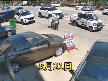 这车，倒的霸气！车无牌、无证、无险，人更无照，但是他有年纪，这就是他的底气，想停
