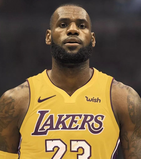 尽管即将年满41岁，詹姆斯仍自信处于巅峰 ，战术角色下降缺少球权，仍能交出场均2