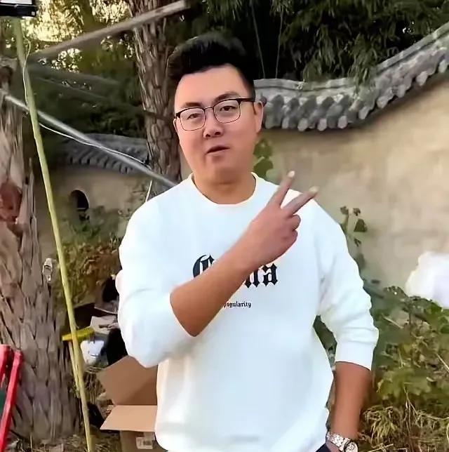 二八事件就像一团乱麻，郭威左右为难。



这场错换人生的巨大风波，将郭威推到了