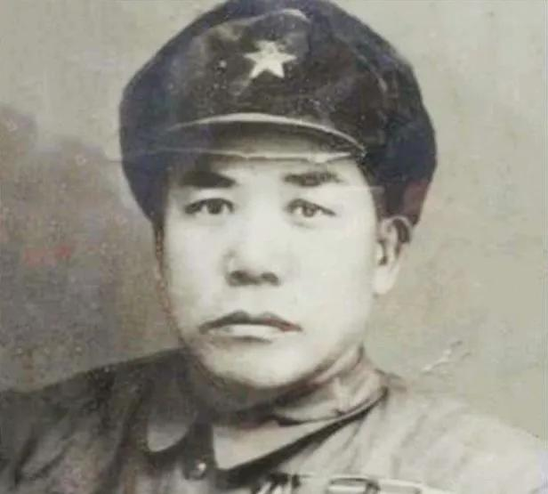 1970年，河北邢台某村正播放黑白电影。当看到八路军获胜，日军溃败不堪时，人堆里