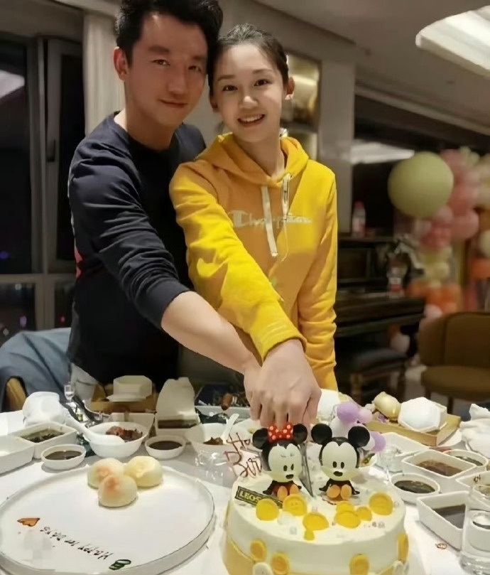 怪不得郑恺这么爱苗苗，看看他们合照就知道了 ​​​