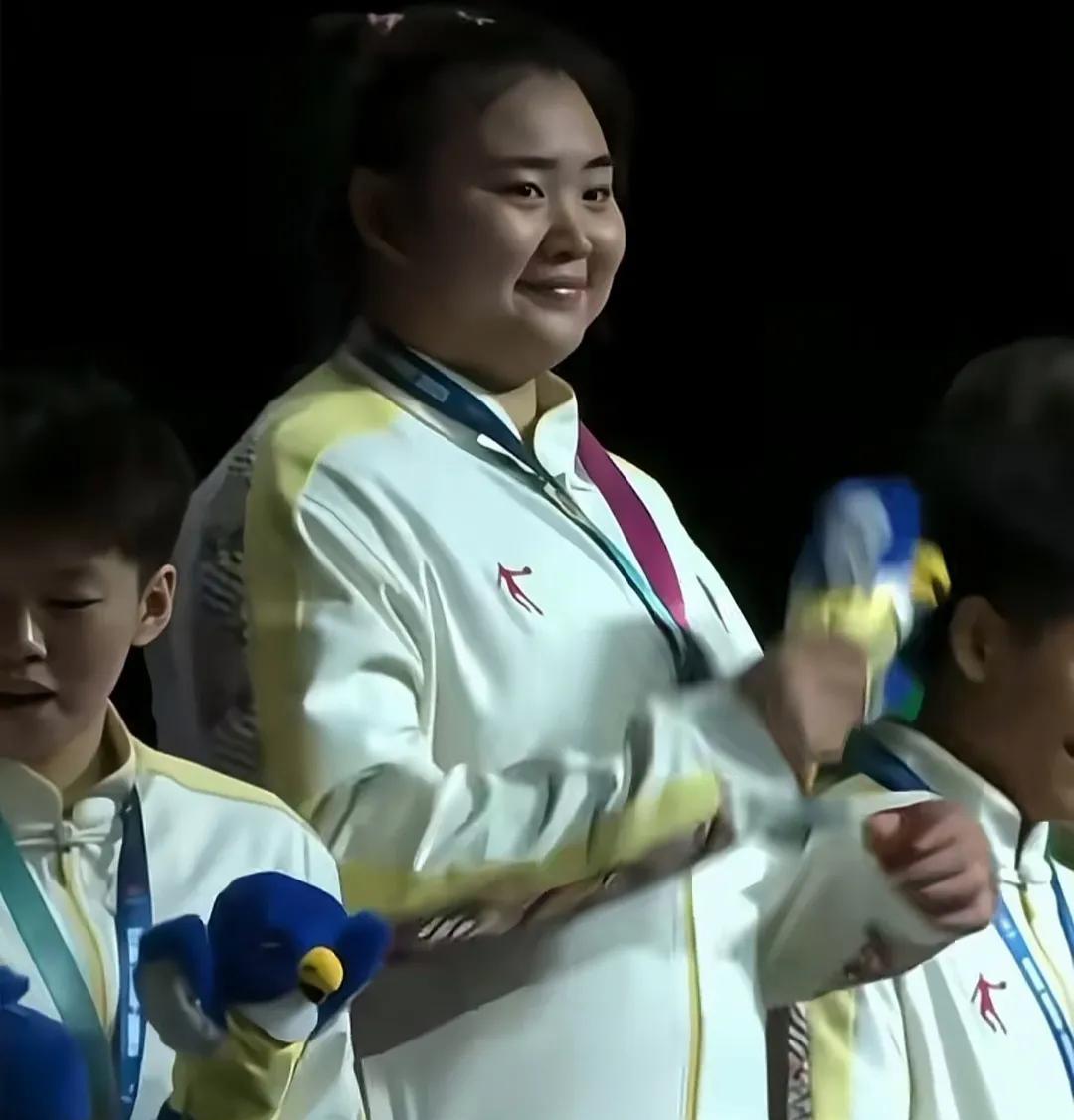 不知道为什么，就是喜欢刘禹彤！
且不说她的球技与身材，单单从性格方面，就是全队的