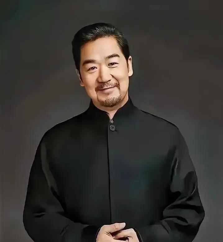 张国立这种男人
真是不得不让人
张国立和邓婕两口子恩爱如初，都是成名演员，事业有