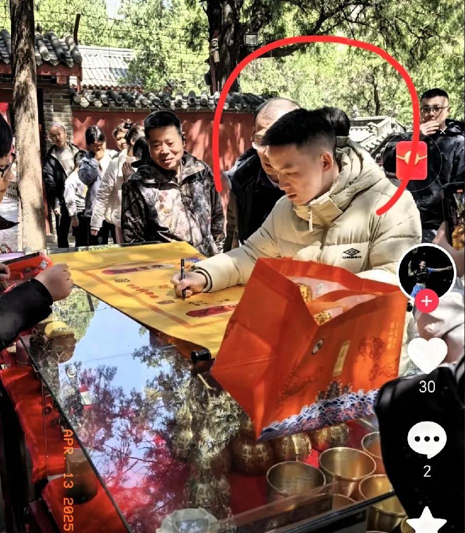 谢浩南爸爸悄悄的干了一件大事。带着儿子去泰山还愿，感谢泰山奶奶，帮他实现儿子回家