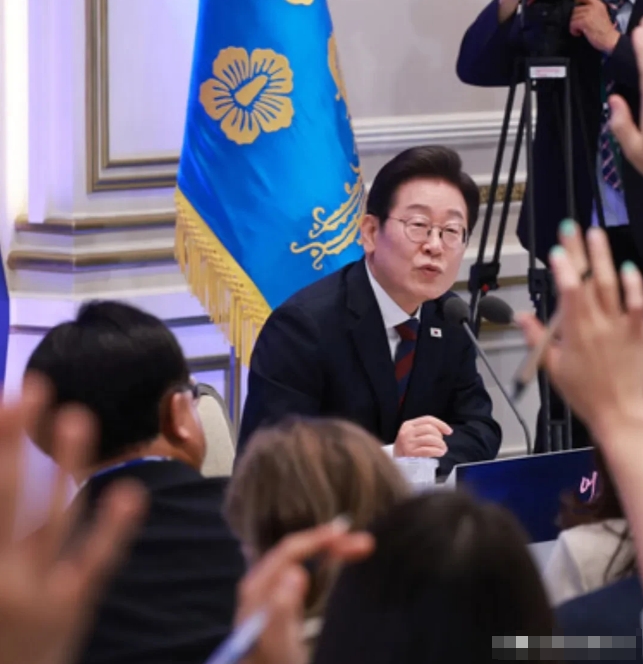 今天李在明记者会借着日本媒体的提问，
近日，有关“共同民主党代表李在明曾与中国记